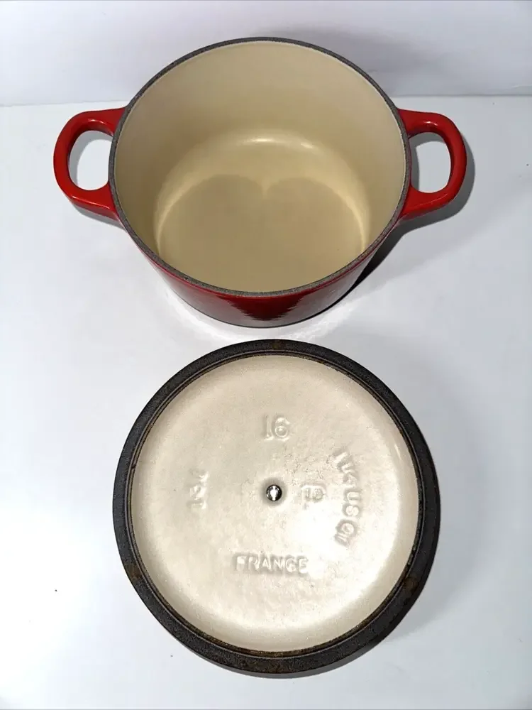 Le Creuset Cocotte Ronde 6.5 Inches 1.25 qt Cerise Red Cast Iron‎ HTF EUC